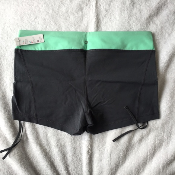 NWT GapFit Scrunch Side Yoga Shorts - Picture 2 of 4